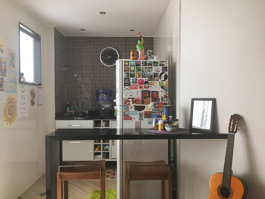 Cozinha equipada (fogão + geladeira + utensílios) // Eqquiped kitchen (stove + refrigerator + utensils)