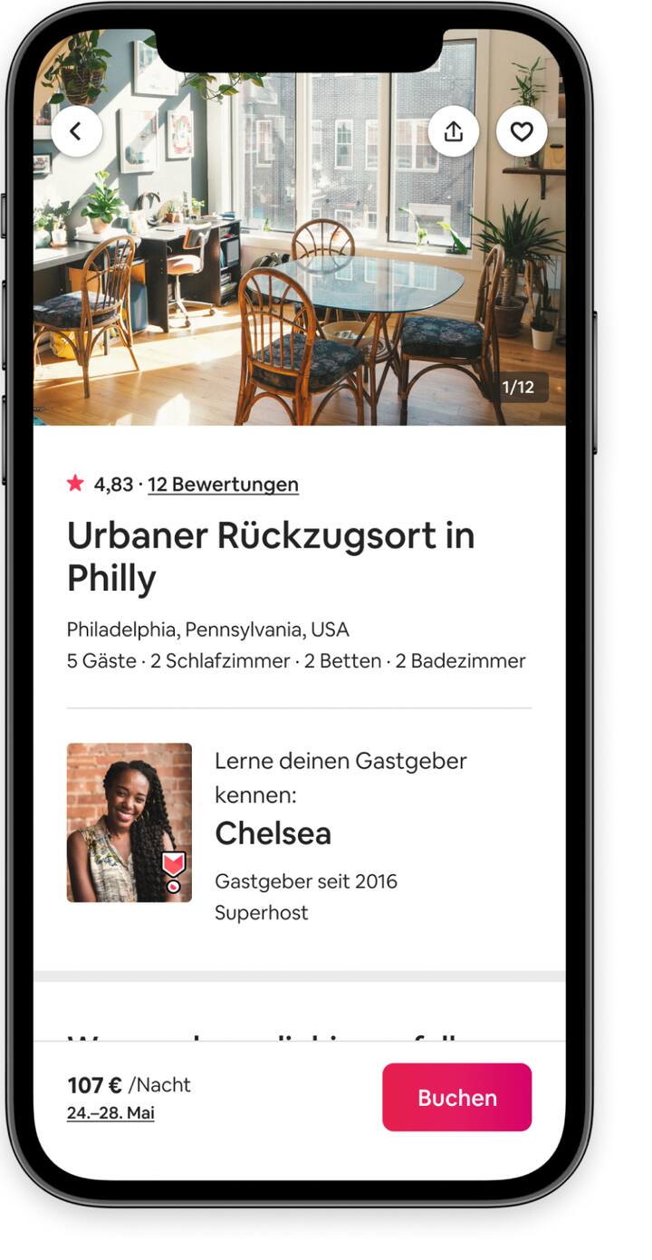 Ein Bildschirm der Airbnb-App mit dem Bezahlvorgang für Gäste, mit dem Foto einer Küche, Gastgeber:innen-Details und einem „Buchen“-Button