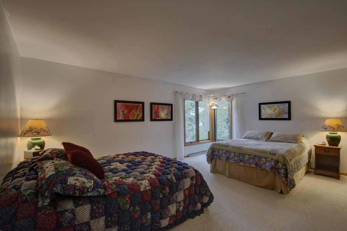 Надворешна спална соба со 2 брачни кревета (широки 150