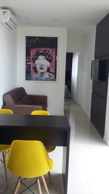 sala com ar condicionado e sofá para dormir