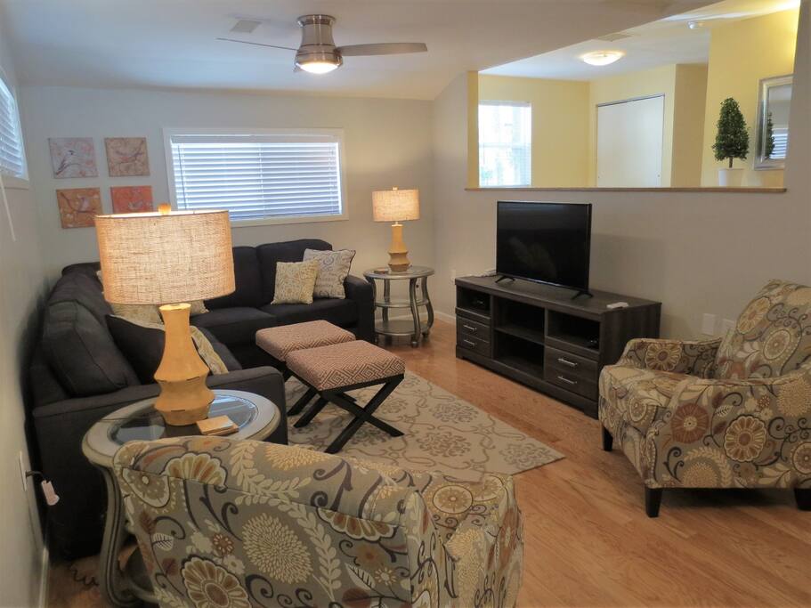 Large, Open Living Room with cabHDTV