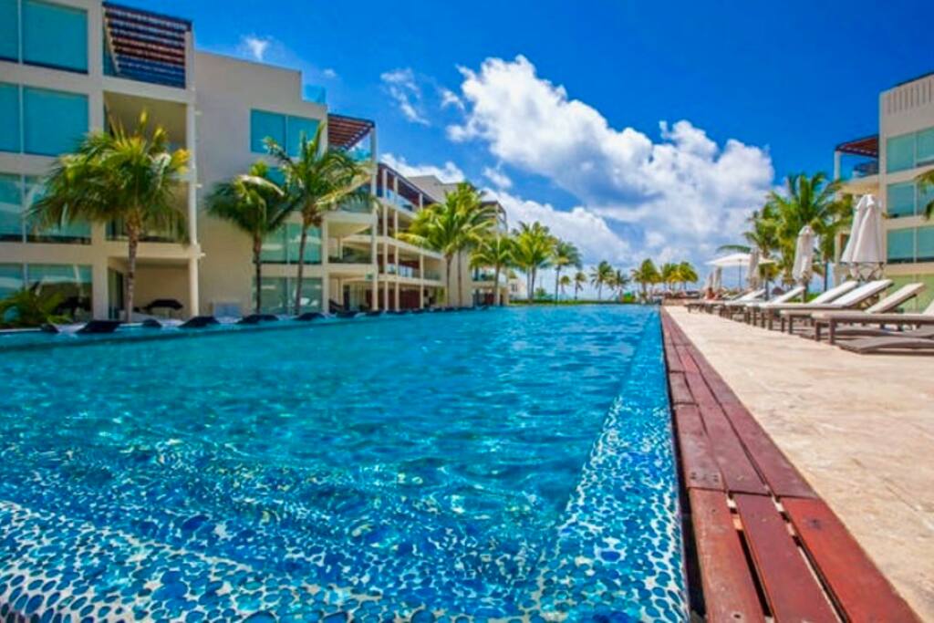 THE ELEMENTS INFINITY POOL