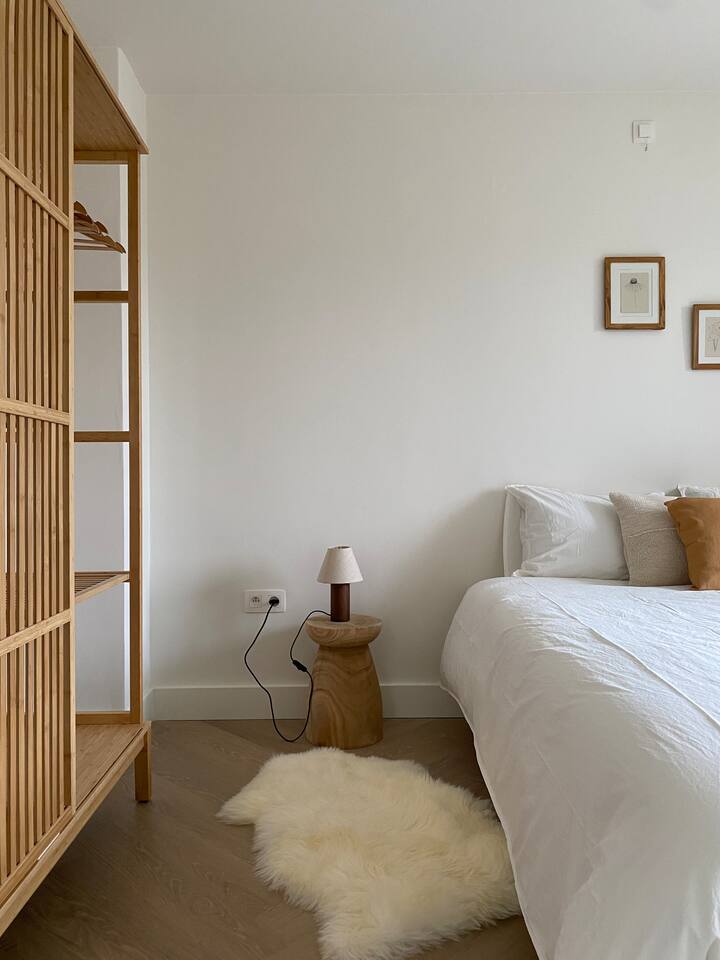 bedroom 2: double room with queen bed