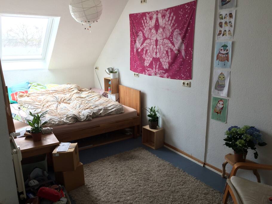 Schlafzimmer mit großem Doppelbett