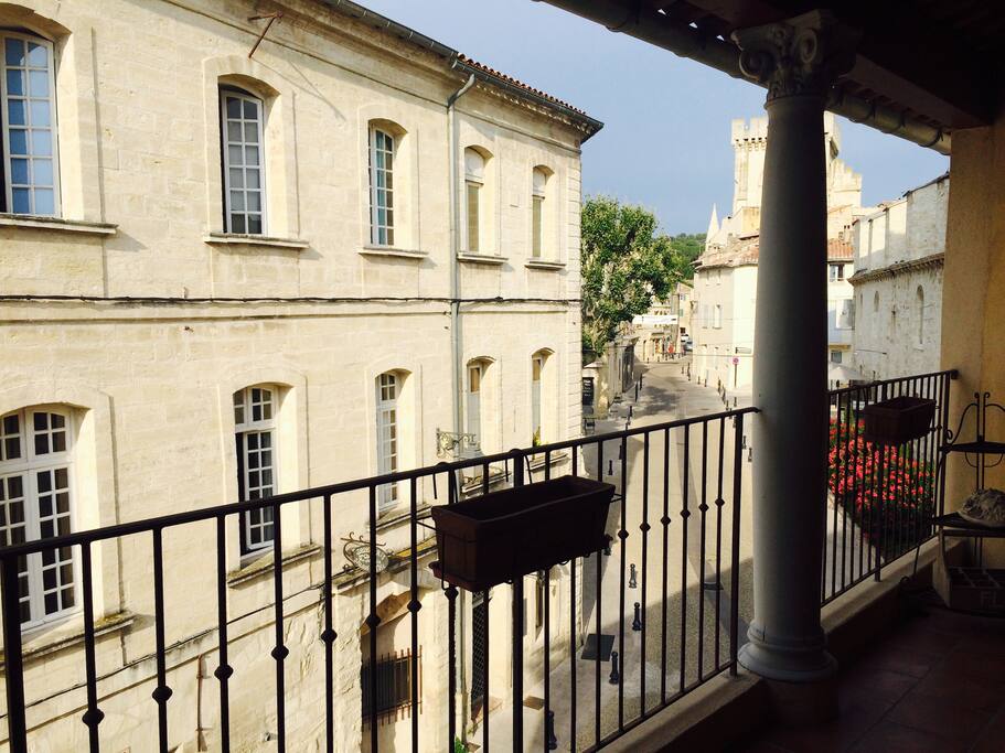 La terrasse donne une vue imprenable du Villeneuve et sa collegiale