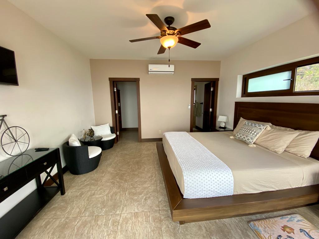 Questo alloggio al piano superiore ha un letto king-size in memory foam e un ampio bagno privato con doccia piastrellata. In ogni camera sono disponibili il wifi gratuito e un televisore intelligente.