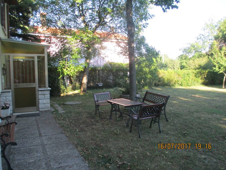 Entrata e giardino di dietro