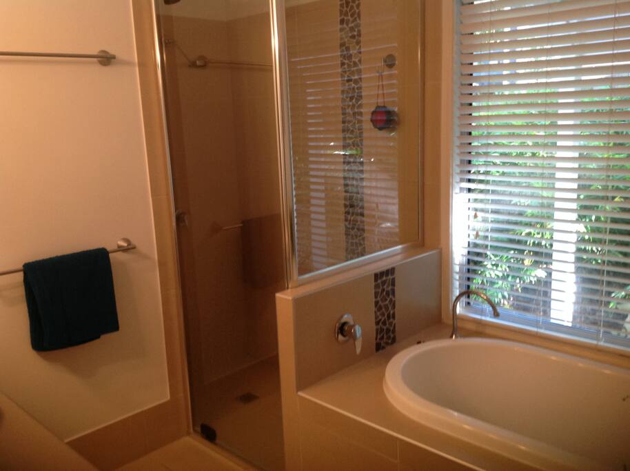 Full size bathroom
Please be aware of hot water usage