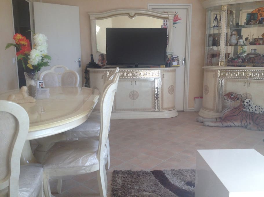 une grande table pour 6 personnes, pour travailler avec sur vos ordinateurs ou prendre un repas.