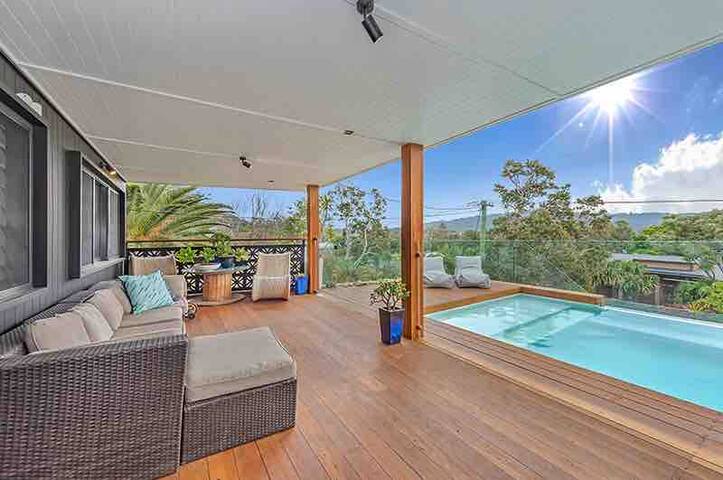 Villa style home w/ heated pool 3min walk to beach gallery image 2