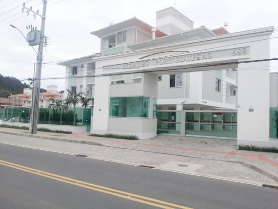 Entrada principal do Condomínio Cidades Portuguesas