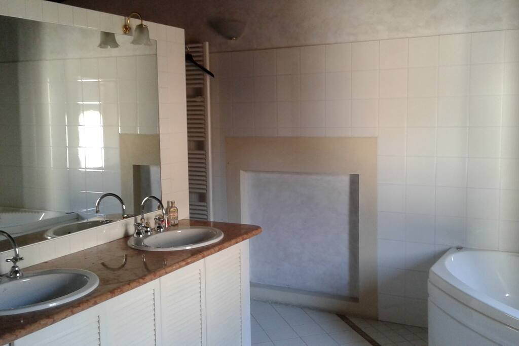 ampio bagno annesso alla camera padronale con vasca e doccia