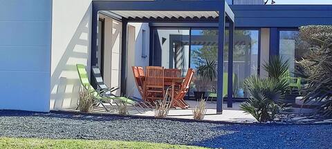 The sandy setting "house 1.5 km from the sea"