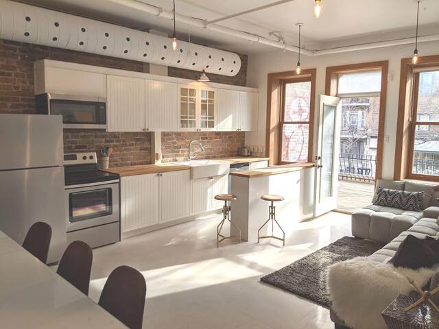 Chic Downtown 5 BR Escape | 18 Guests & Big Patio gallery image 3