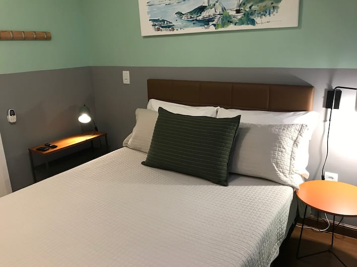 מיטה זוגית - טלוויזיה חכמה - מאוורר תקרה מפוצל