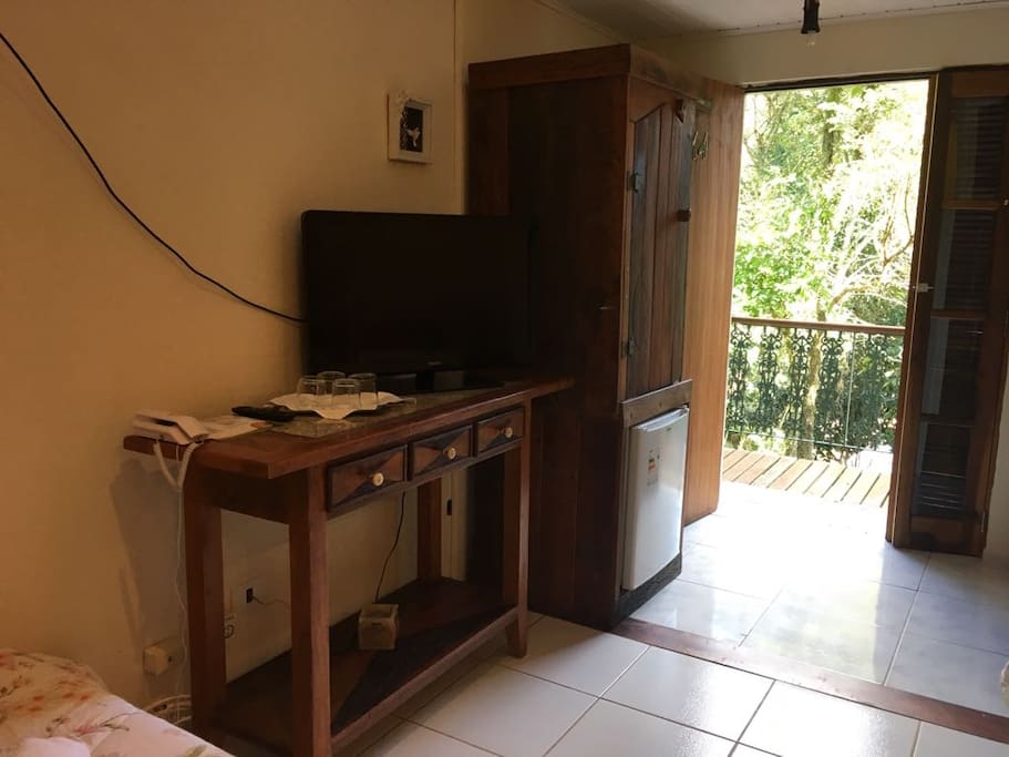 TV e varanda para a piscina