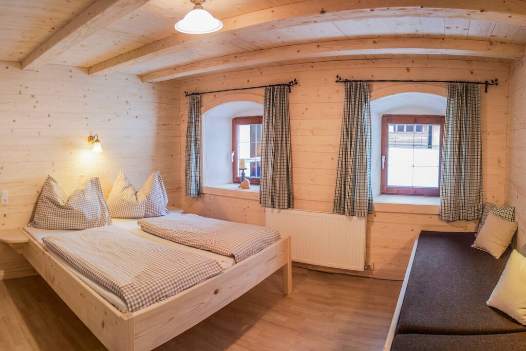 Schlafzimmer 8