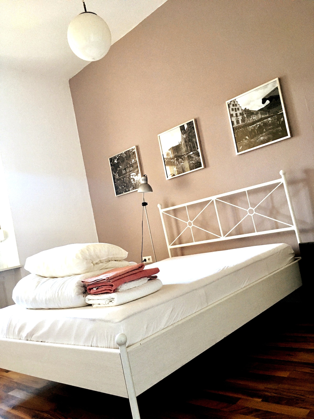 Naša vintage stará ružová spálňa č. 2 s posteľou 1,40. Pre niektorých je to príliš tesné pre dvoch. V prípade potreby môžete v tejto miestnosti použiť aj prekvapivo pohodlnú stoličku na spanie.