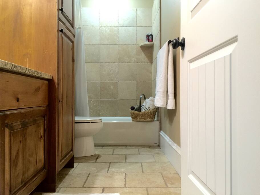 Comfortable full bath