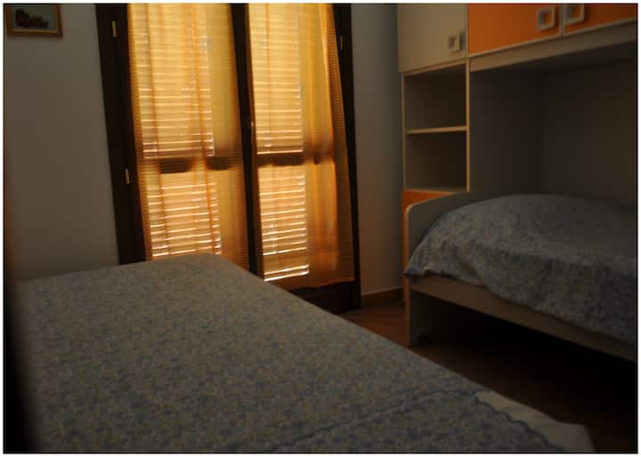 מלתחה עם שתי מיטות 