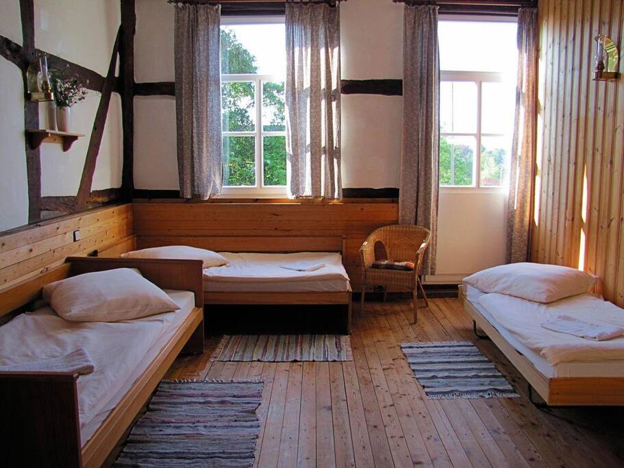 3-Bettzimmer mit Blickrichtung zum Balkon.