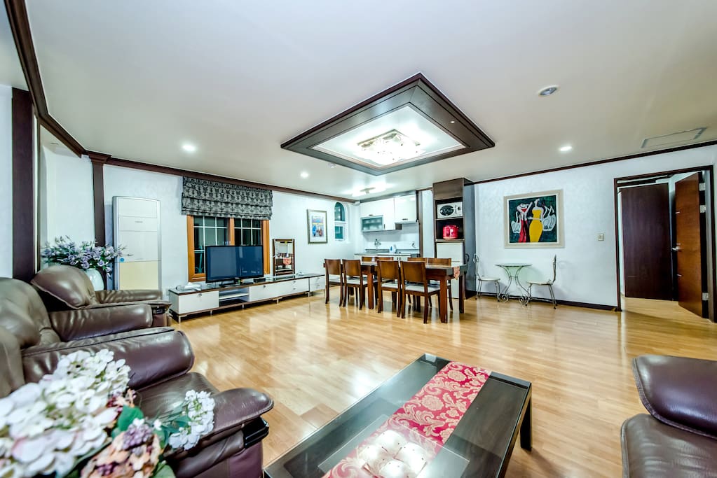 Spacious Living & Dining Kitchen Room
