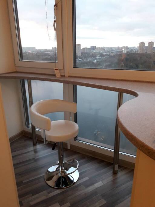 Абсолютно новая стильная квартира c панорамными окнами до пола. - This apartment is stylish, new and shiny, with floor-to-ceiling windows.