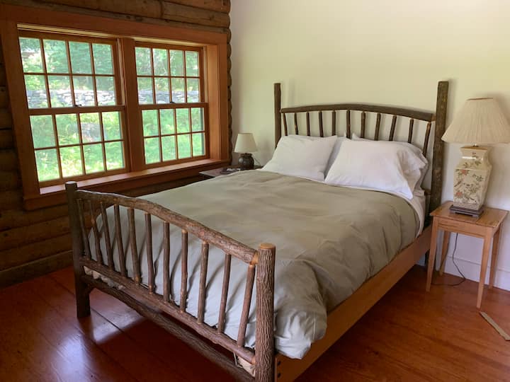 Chambre principale avec lit Queen Size