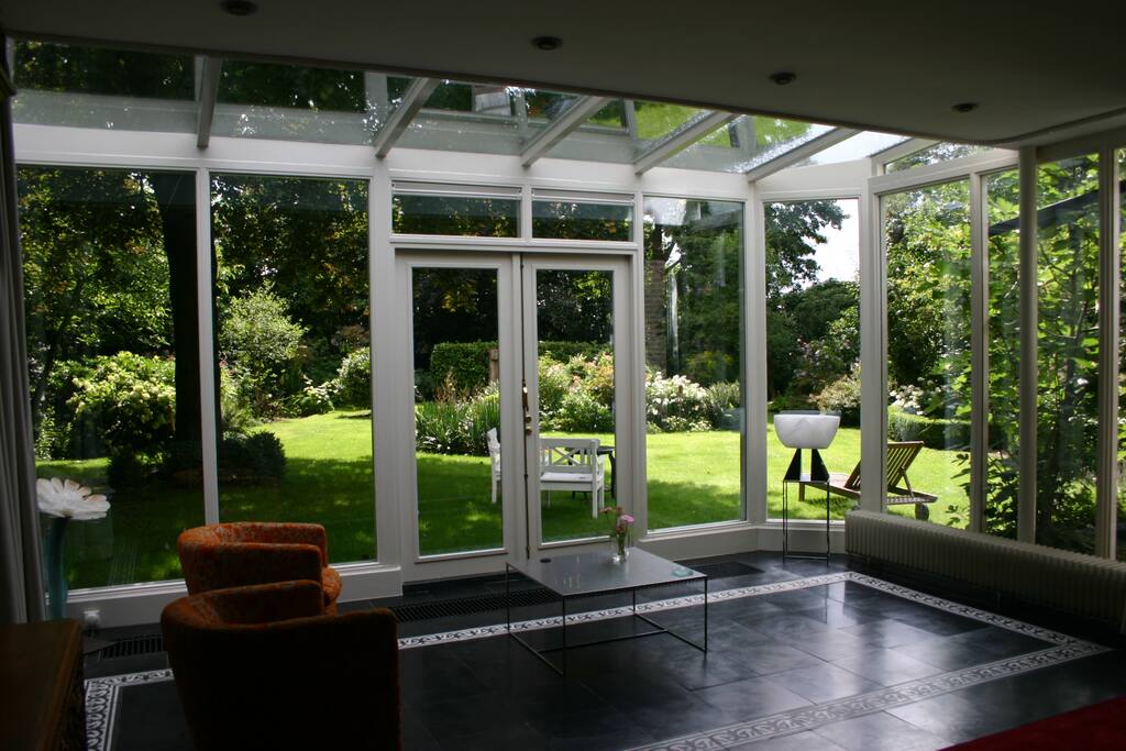 Uitzicht vanuit kamer B&B naar tuin