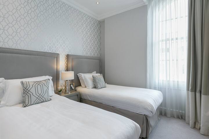 Deluxe 2bed with A/C and lift near Paddington