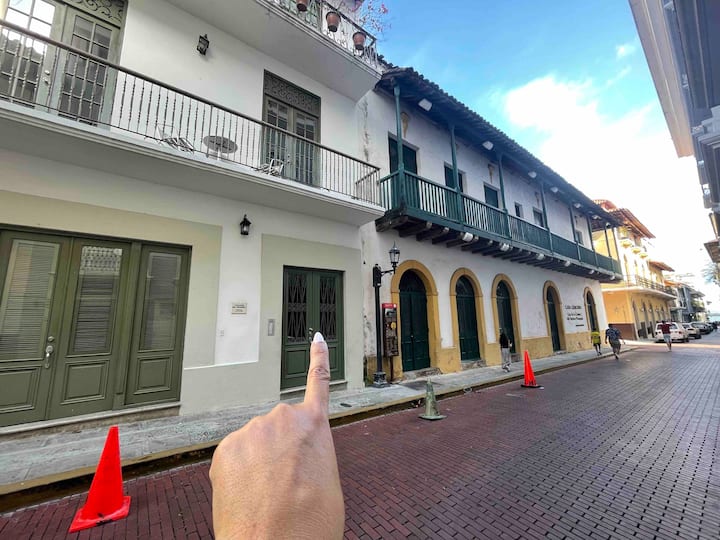 Vstup do budovy 
1. poschodie, apartmán 2