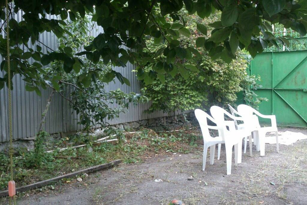 Во дворе можно припарковать машину