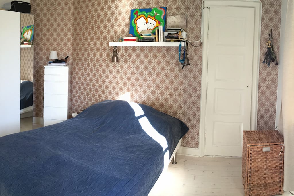 Bedroom with a 140x200 cm bed