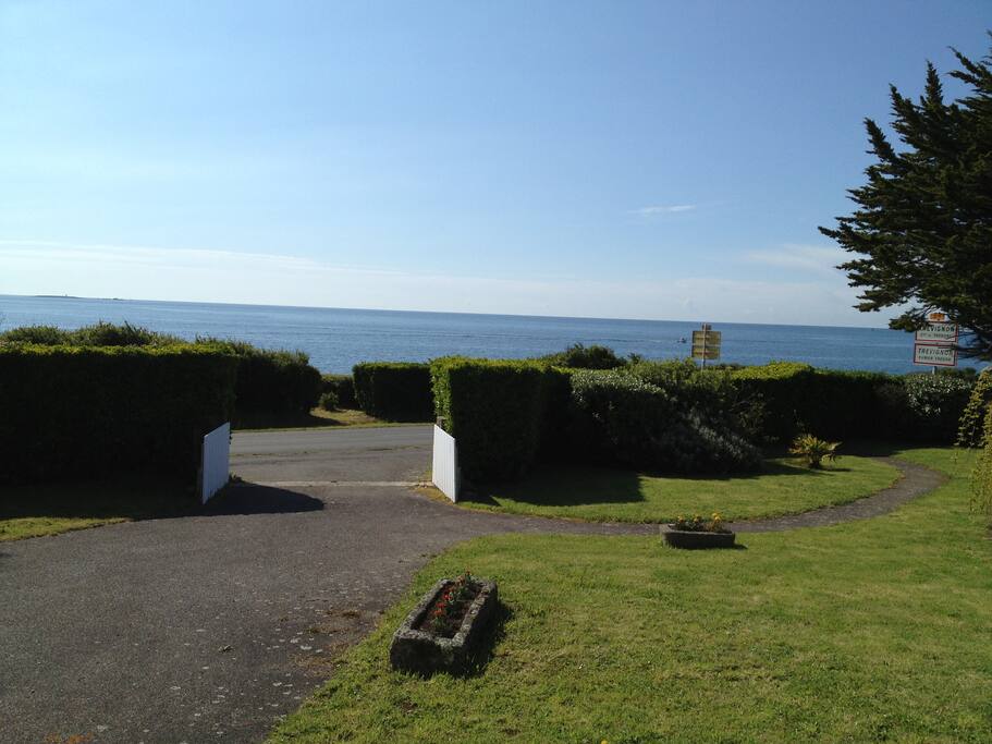Vue sur la mer du séjour: 1 er jardin clos devant la maison