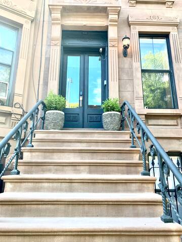 Gym-equipped Bklyn Triplex Brownstone Garden Oasis gallery image 4