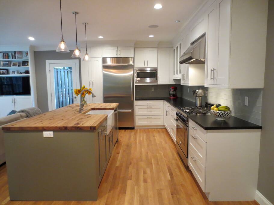 Hardwood floors; flatscreen TV