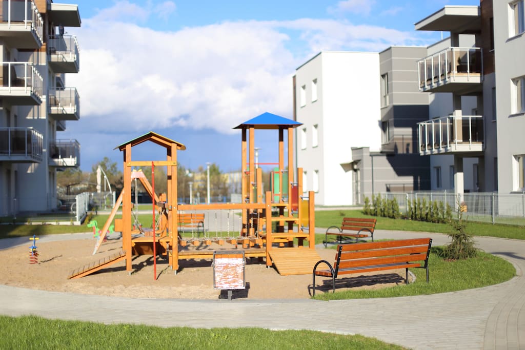 Plac zabaw na ogrodzonym terenie