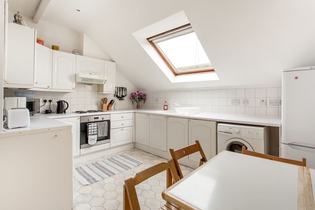 Enjoy your breakfast in this light and bright kitchen with a view onto Calton Hill.