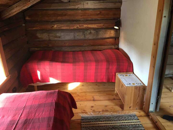 Sovrum 2 med två enkelsängar/ Bedroom 2 with two single beds/ Schlafzimmer 2 mit zwei Einzelbetten