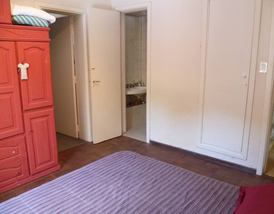Puerta de acceso al baño privado (en el centro de la imagen).