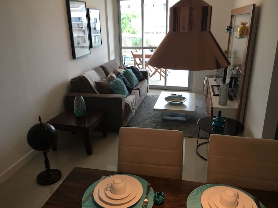 sala com TV, mesa de jantar, vista para varanda