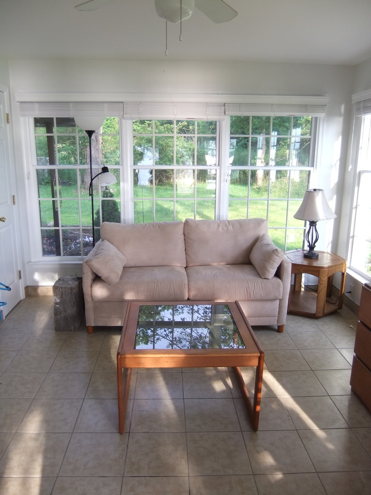 غرفة التشمس مزدوجة كغرفة نوم ثانية. يتم الاستمتاع ببعض أفضل المناظر المائية من غرفة الشمس.   
تحتوي غرفة الشمس على نظام تدفئة/تبريد مخصص للتدفئة والتهوية وتكييف الهواء.