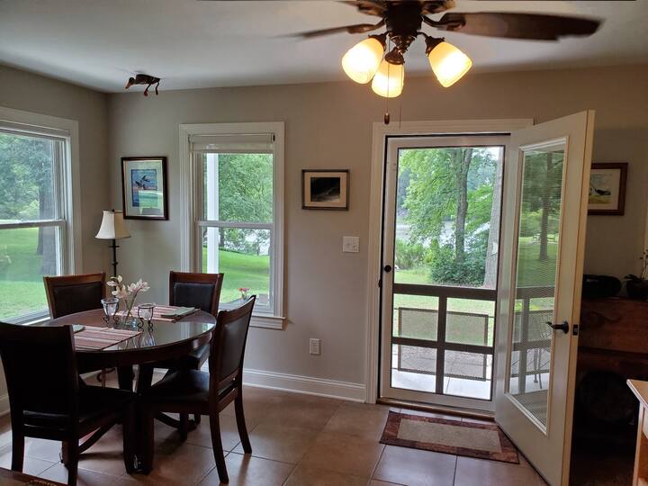 Waterfront Cottage "Far from the Madding Crowd" Guesthouses for Rent