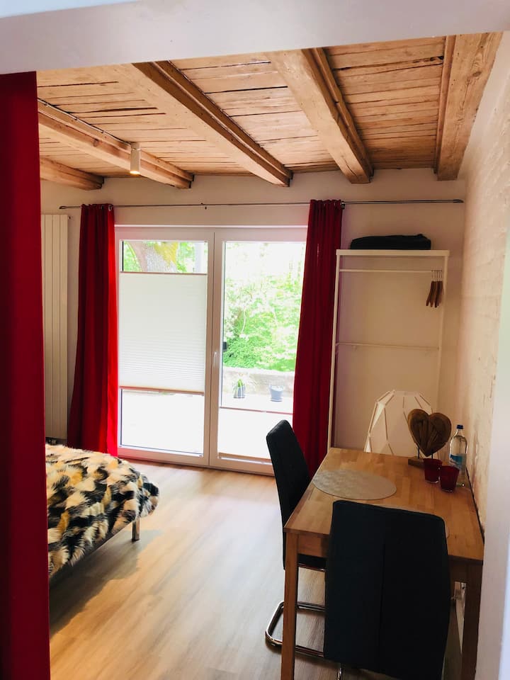 ניתן לסגור לחלוטין את דלתות המרפסת עם תריסים.