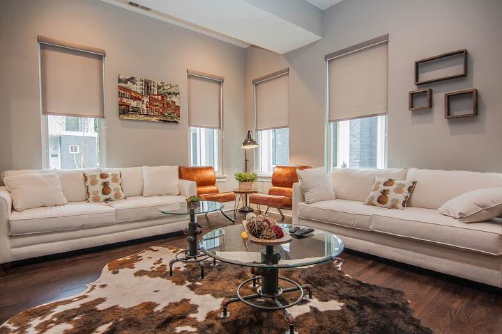NashNash – 2 Units. 4BR. 5BA. Rooftop/Balconies! gallery image 3
