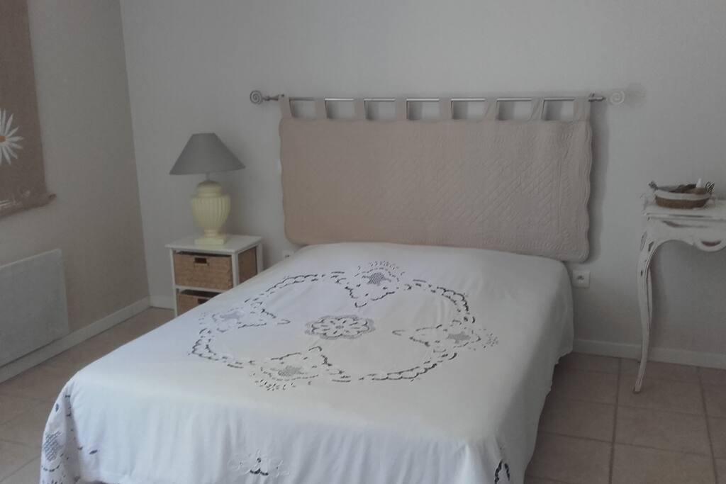 Chambre agréable au calme avec terrasse privée et transat