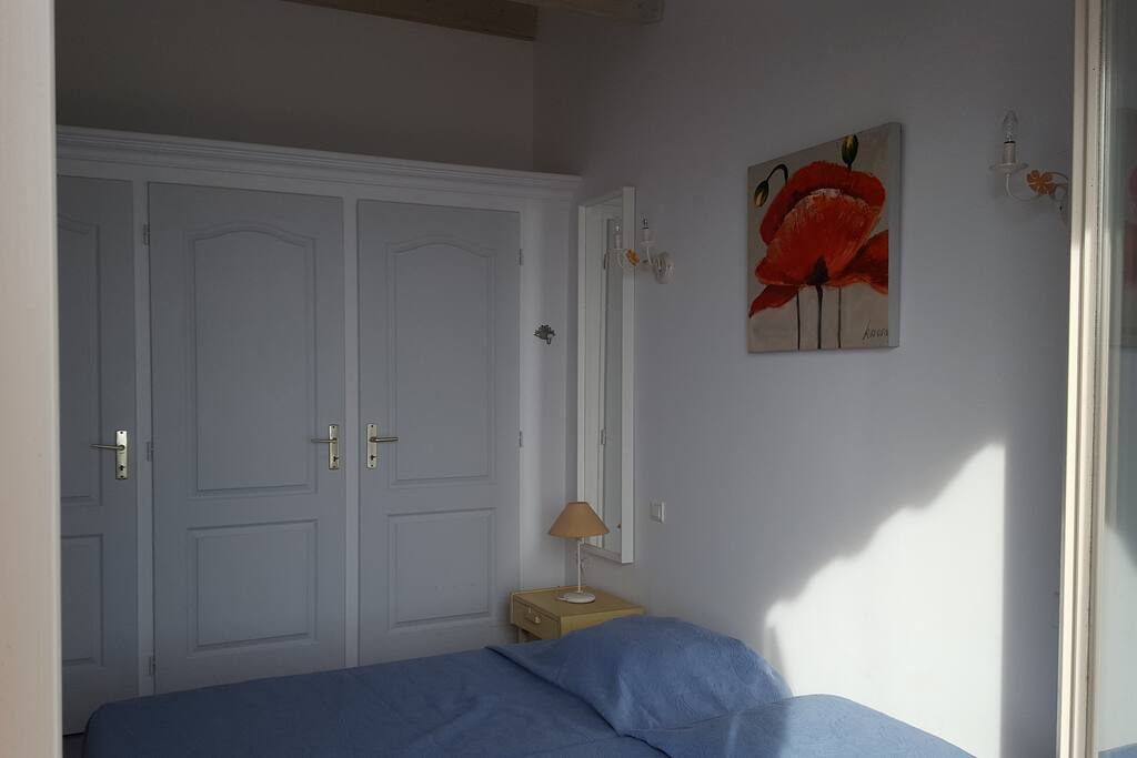 placard et penderie dans la chambre