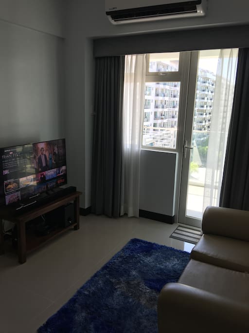Strong and quiet Aircon, blackout curtains with privacy white curtain. Enjoy your Netflix movies in peace.