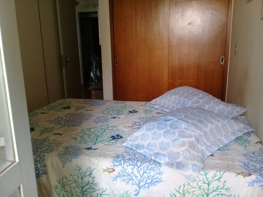 Quarto com ventilador de teto.