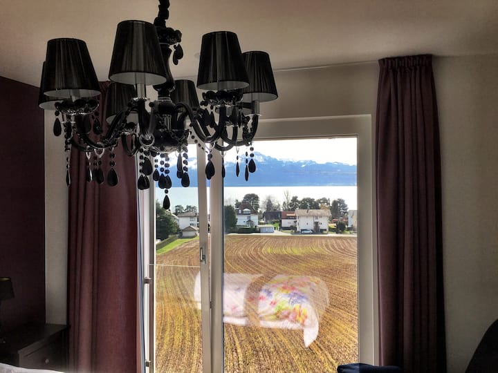 Spavaća soba s panoramskim pogledom na jezero i Alpe